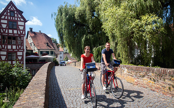 Fahrradfahrer im Fischerviertel in Ulm