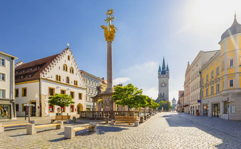 Die Dreifaltigkeitssäule und der Stadtturm in Straubing