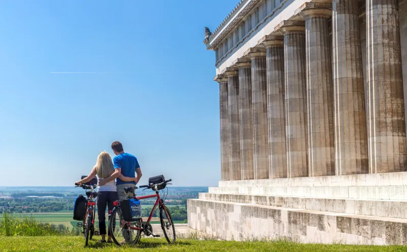Radler vor der Walhalla bei Donaustauf